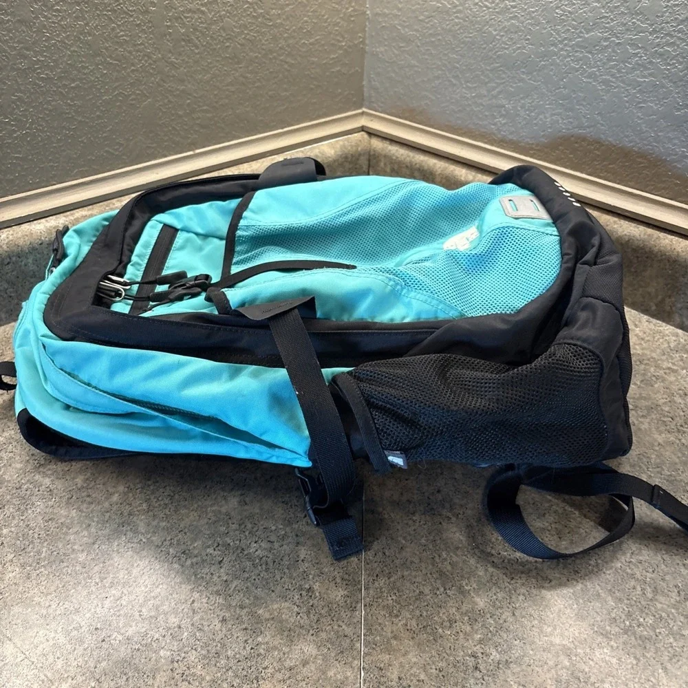 North Face Recon Women's Backpack School Work Hiking Padded Back Very Good Cond.
